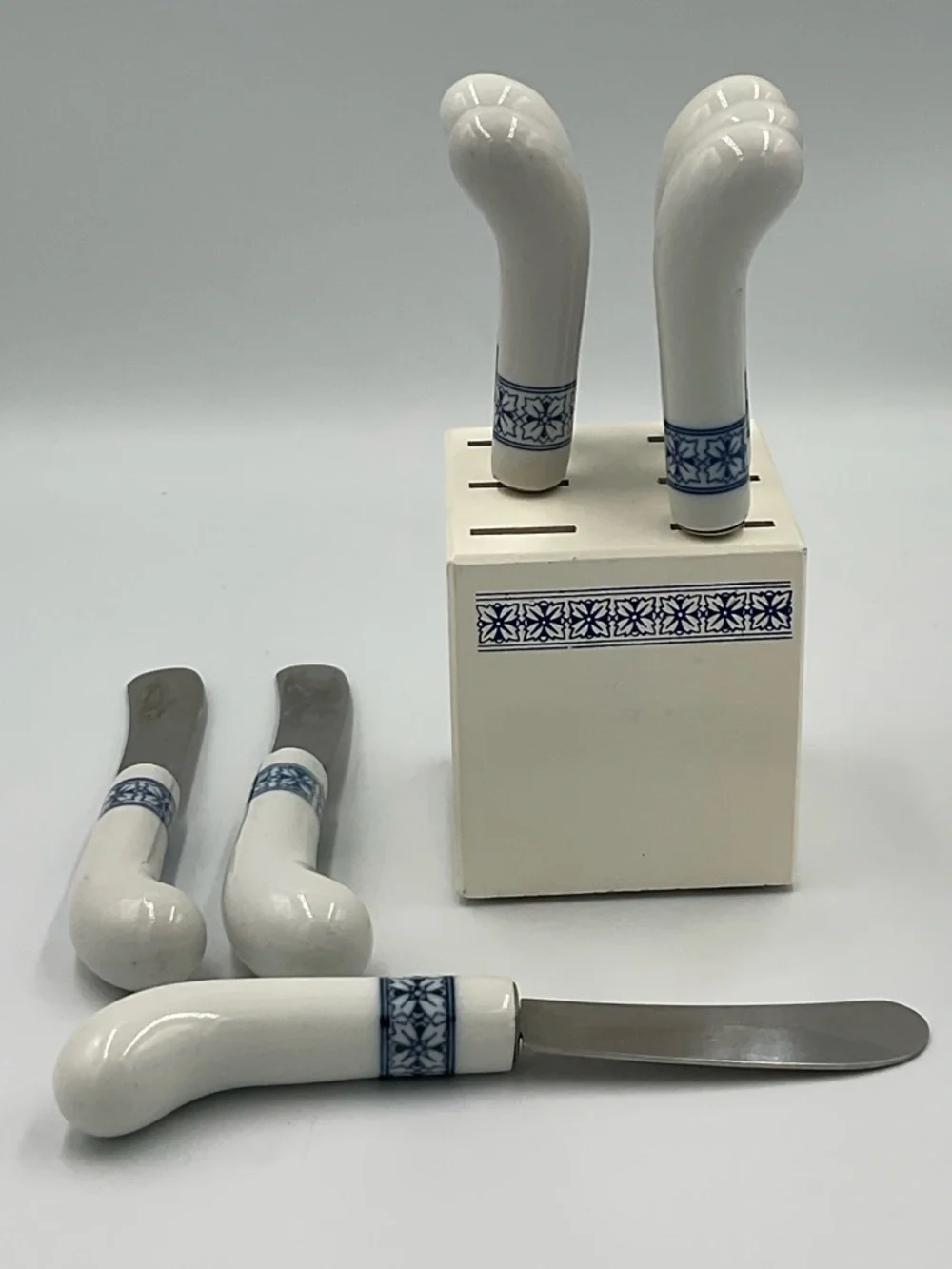 Vntg Ceramic Canape Butter Knives - Blue & White w/ Matching Woodblock Set of 8